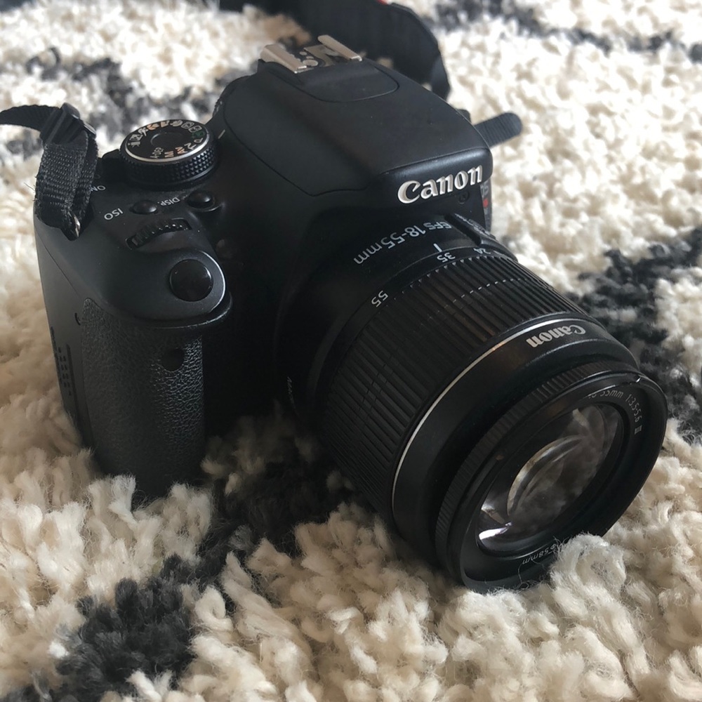 Canon Rebel T3i w/ charger *needs to be serviced*